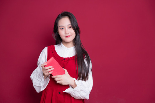 手持紅包的年輕女性