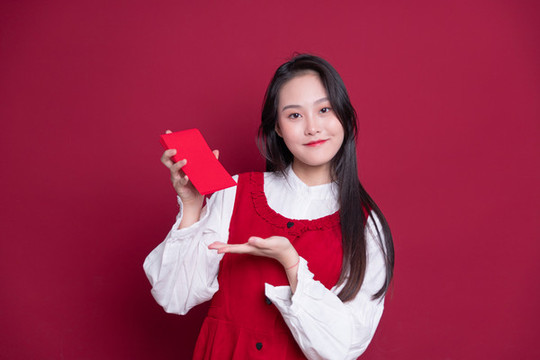 手持紅包的年輕女性