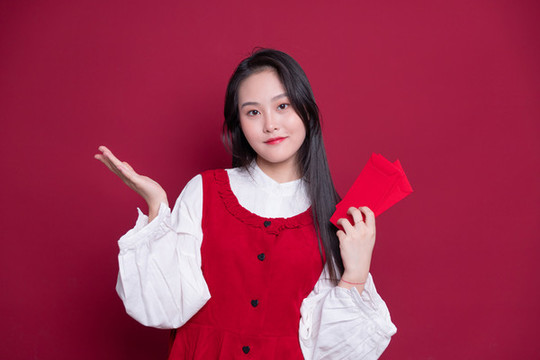 手持紅包的年輕女性