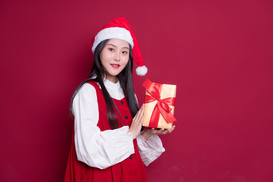 圣誕節(jié)女孩拿著禮盒