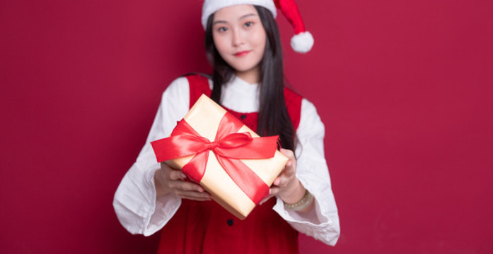 圣誕節(jié)女孩拿著禮盒