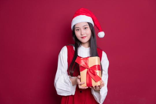 圣誕節(jié)女孩拿著禮盒