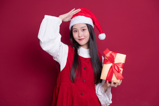 圣誕節(jié)女孩拿著禮盒