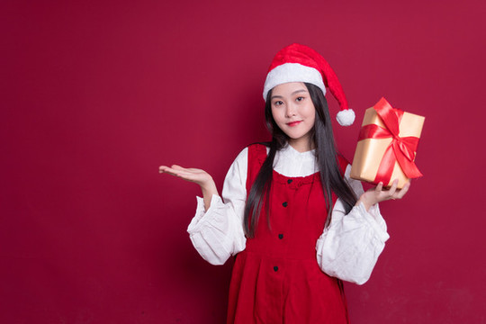 圣誕節(jié)女孩拿著禮盒