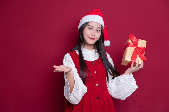 圣誕節(jié)女孩拿著禮盒