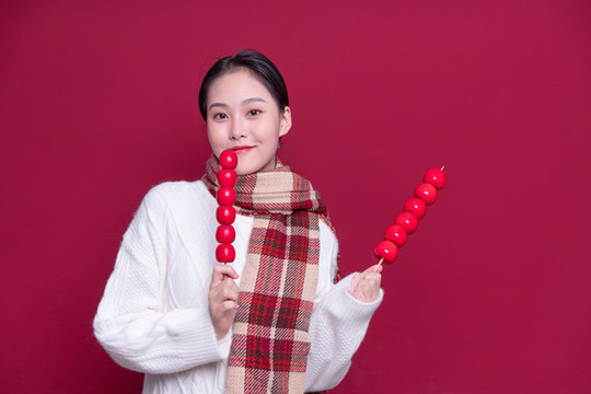 手持冰糖葫蘆的年輕女性