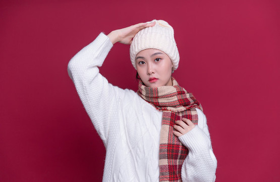 穿著紅色衣服的年輕女性肖像