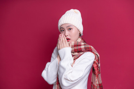 穿著紅色衣服的年輕女性肖像