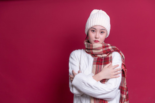 冬季厚衣服的年輕女性肖像