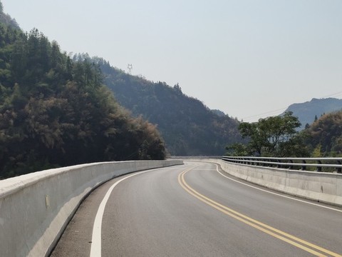 彎曲的公路