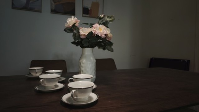 飯桌上的花瓶和茶杯