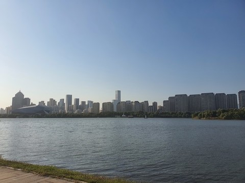 午后沈陽(yáng)渾河岸邊的建筑