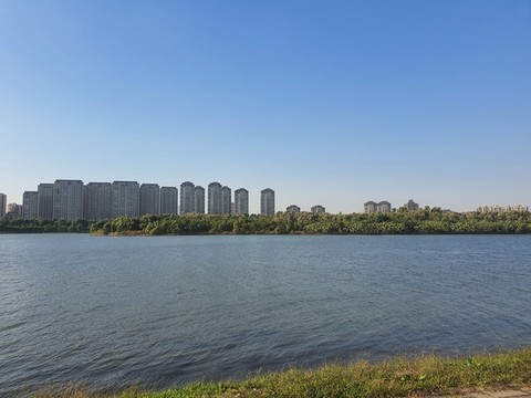 午后沈陽(yáng)渾河岸邊的建筑