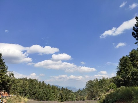 藍(lán)天白云與青山