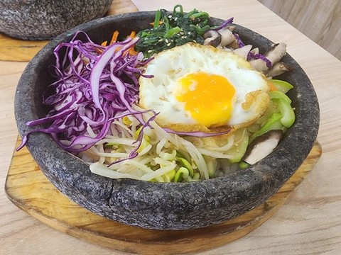 一碗韓式料理石鍋拌飯