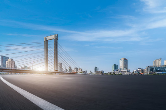 前進的道路和城市景觀
