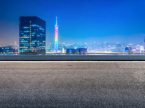 瀝青地面和金融區(qū)建筑夜景