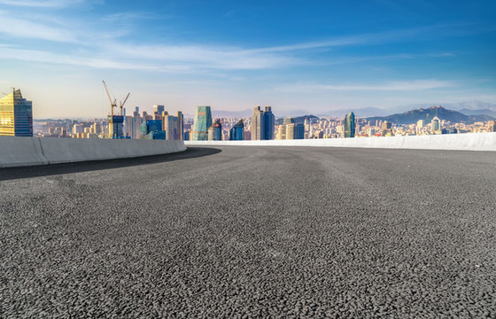 公路彎道和城市風(fēng)光
