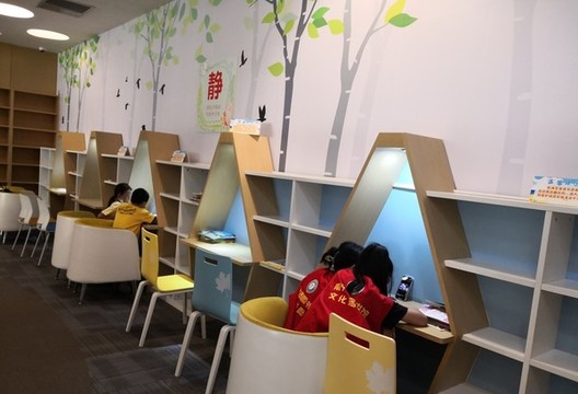 安靜的圖書館認(rèn)真看書的小學(xué)生