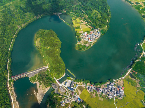 鄉(xiāng)村夏日美麗江灣景美如畫