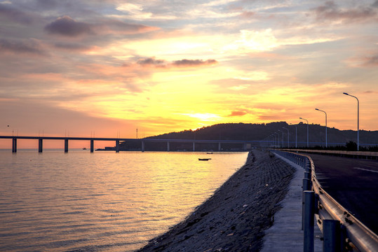 丁字灣跨海大橋海岸日出