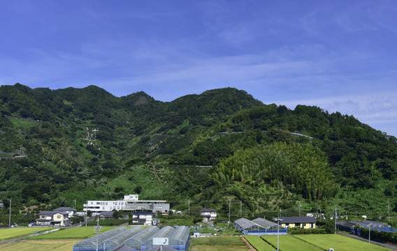 山腳下的農場