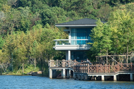 椒江植物園湖邊建筑
