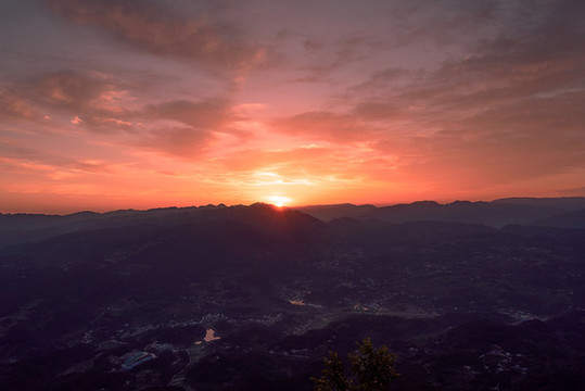 湖北宜昌市興山縣仙侶山日出