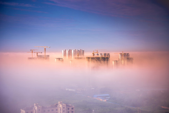 穿破云層拔地而起高聳入云塔吊