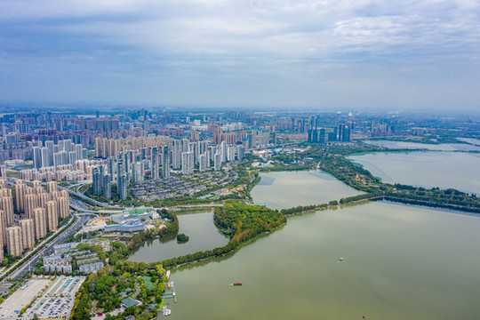 航拍武漢東湖綠道風(fēng)景區(qū)湖中道