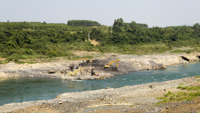 來(lái)賓城南河堤改建
