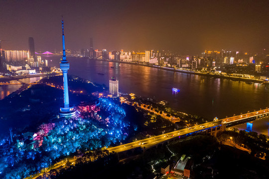 航拍武漢龜山電視塔夜景燈光秀