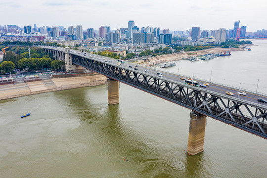 航拍武漢長江大橋城市地標(biāo)建筑