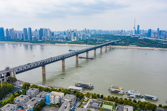 航拍武漢長(zhǎng)江大橋城市地標(biāo)建筑
