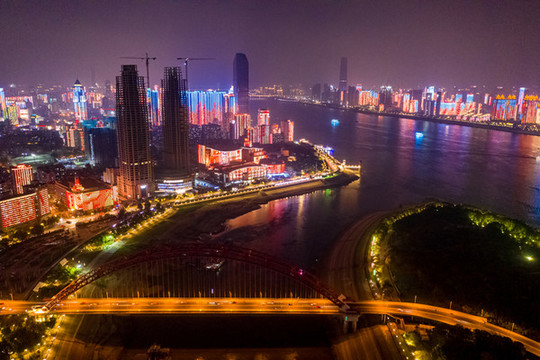 航拍武漢江灘建筑群夜景燈光秀