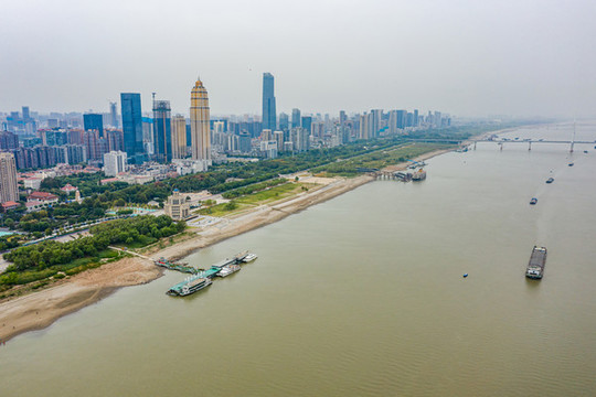 航拍長江武漢漢口江灘