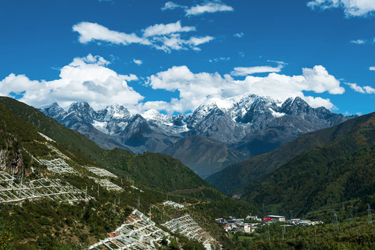 折多塘觀景臺(tái)藍(lán)天白云高原雪山