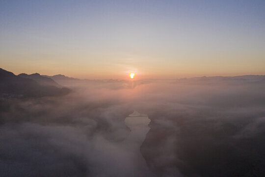 山區(qū)云海日出
