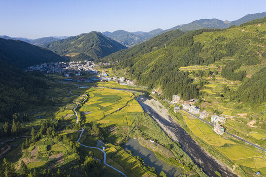 山區(qū)稻田風(fēng)光