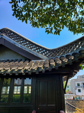 綠蔭下古建筑的翹起的屋檐