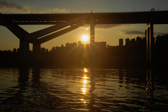 重慶江邊夕陽(yáng)