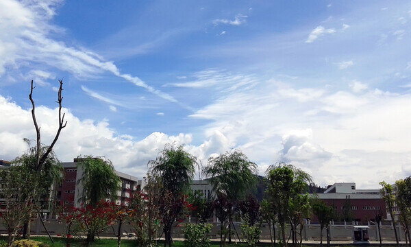 小鎮(zhèn)風景藍天白云下的城市一角