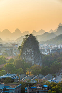 中國(guó)廣西桂林獨(dú)秀峰日落風(fēng)光