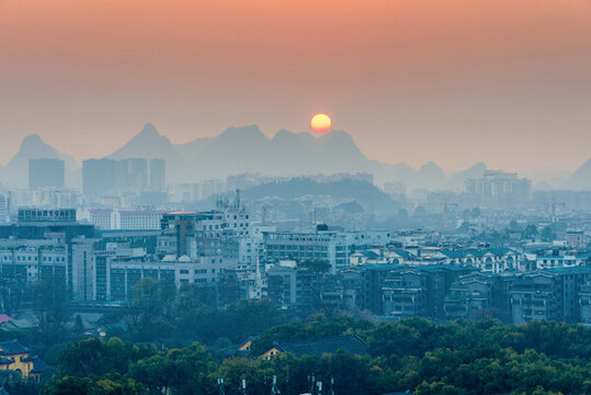 中國廣西桂林城市日落風(fēng)光