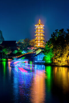 中國廣西桂林木龍湖木龍塔夜景