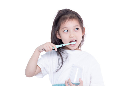 手持水杯牙刷刷牙的小女孩