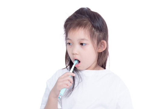 手持牙刷的小女孩