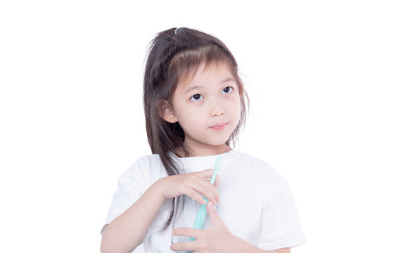 手持牙刷水杯的小女孩