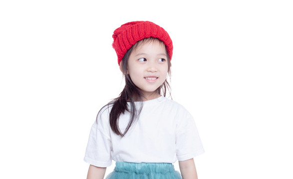 白背景前帶著紅帽子的小女孩