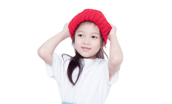 白背景前帶著紅帽子的小女孩